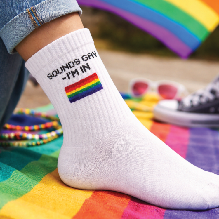 Pride Socken „Sounds Gay – I’m In“ – Weiße Regenbogen Statement Socken aus Bio-Baumwolle.webp