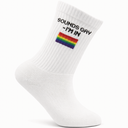 Pride Socken „Sounds Gay – I’m In“ mit Regenbogenflagge
